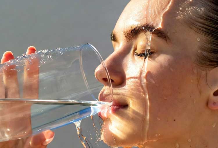 آب نوشیدن آب