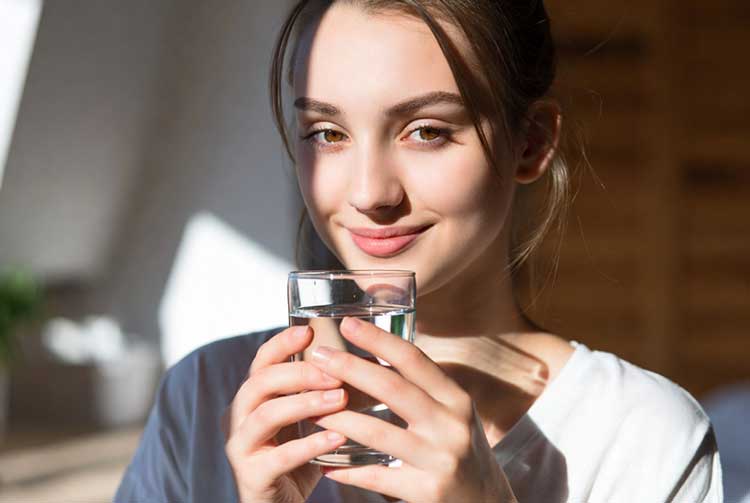 آب معجزه آب برای پوست و فواید آب ناشتا برای پوست