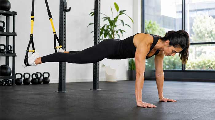 پلانک همراه با باز کردن پاها (TRX Plank Jack)