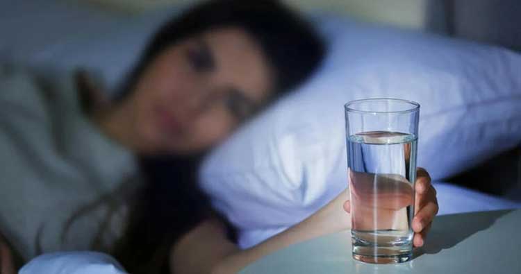 آب مضرات نوشیدن آب در شب (و بهترین زمان شبانه آب خوردن)